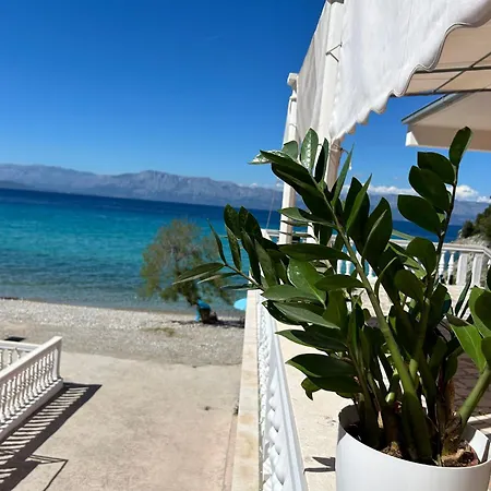 Divna Beach Apartmán *